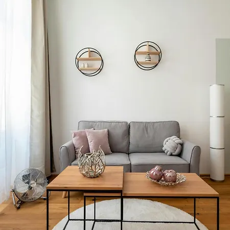 Apartament Vrchol Holesovic V Praze 7 *